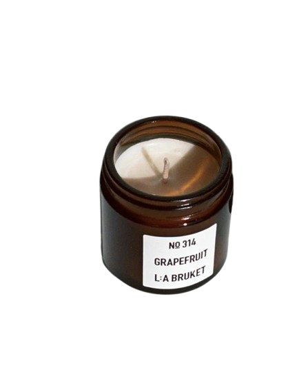 L:A Bruket No. 314 Grapefruit Kerze – braunes Glasgefäß, weißes Etikett, weißer Hintergrund – Duftkerzen