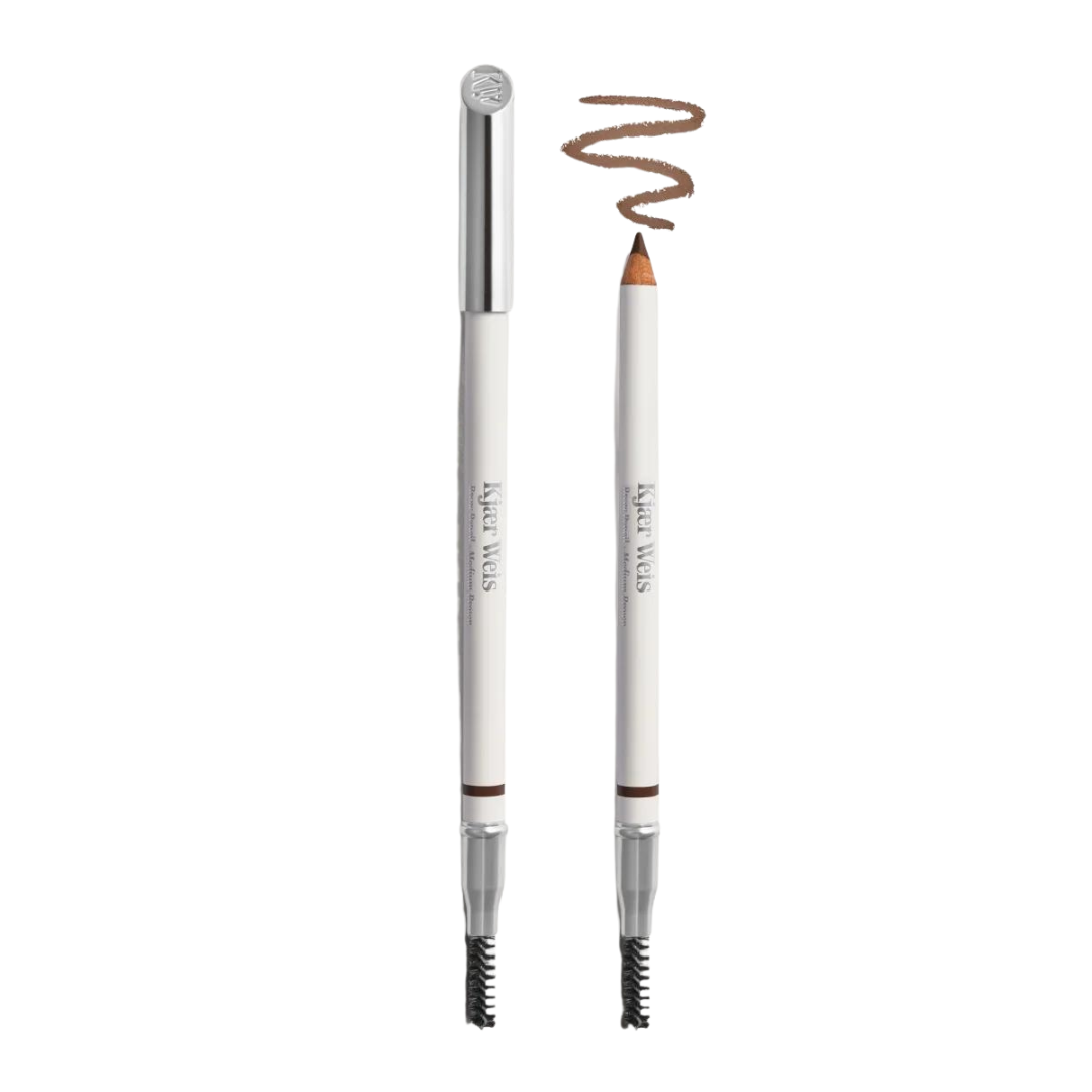 Kjaer Weis Augenbrauenstift – weißer Stift mit silbernem Deckel, braune Mine, weißer Hintergrund – Augenbrauenstyling