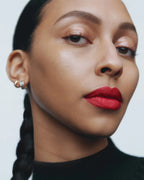 Lip & Eye Liner – Produkt nicht sichtbar, Model mit roten Lippen auf weißem Hintergrund – Make-up