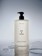 Salt & Stone Neroli & Basil Handwash – weißes Pumpfläschchen 450ml, schwarzer Pumpkopf, grauer Hintergrund – Hautpflege