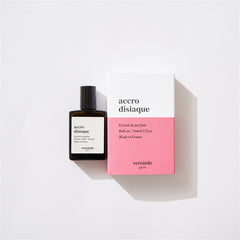 Versatile Paris Accrodisiaque Roll-on Parfümöl, 15ml dunkle Glasflasche mit schwarzem Verschluss vor weißem Hintergrund.