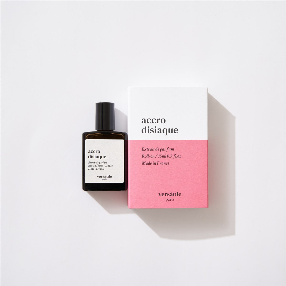 Versatile Paris Accrodisiaque Roll-on Parfümöl, 15ml dunkle Glasflasche mit schwarzem Verschluss vor weißem Hintergrund.