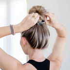 Plastic Free Bracelet Hair Ties Wanderlust – mehrfarbige Haargummis als Armbänder, hellgrauer Hintergrund – Haarpflege
