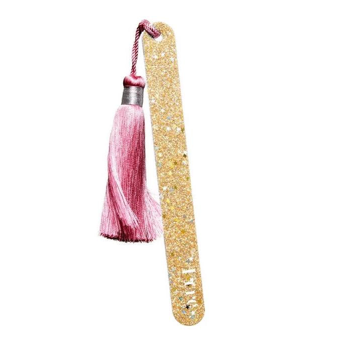 Nagelfeile mit Pompon – goldfarben, rosa Quaste, weißer Hintergrund – Nagelpflege