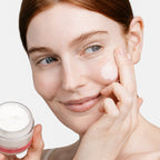 Model mit Ultra Calming Ageless Gesichtscreme