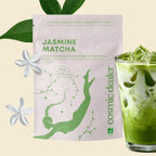 Cosmic Dealer Jasmine Matcha in einer weißen Packung vor beigem Hintergrund, Superfood-Getränk
