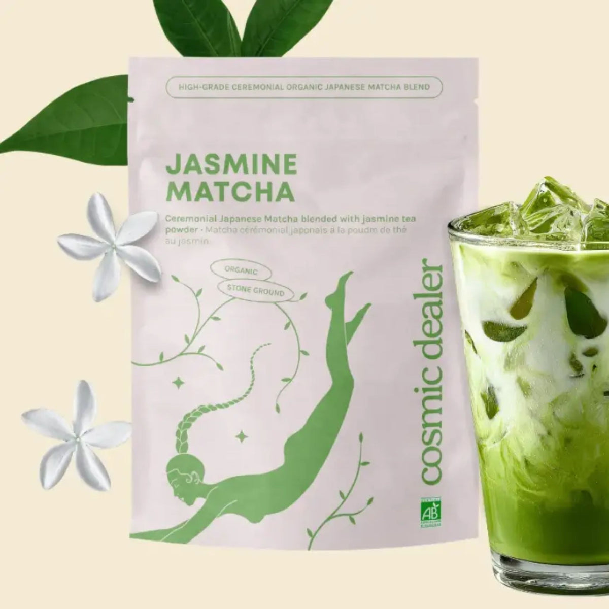 Cosmic Dealer Jasmine Matcha in einer weißen Packung vor beigem Hintergrund, Superfood-Getränk