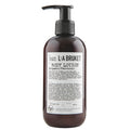 L'A Bruket No. 093 Bodylotion in einer braunen Flasche mit schwarzer Pumpe auf weißem Hintergrund, 250 ml Körperpflege
