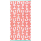Lobster Pink Organic Cotton Badelaken in Rosa mit weißen Hummer-Motiven auf weißem Hintergrund, Strandtuch.