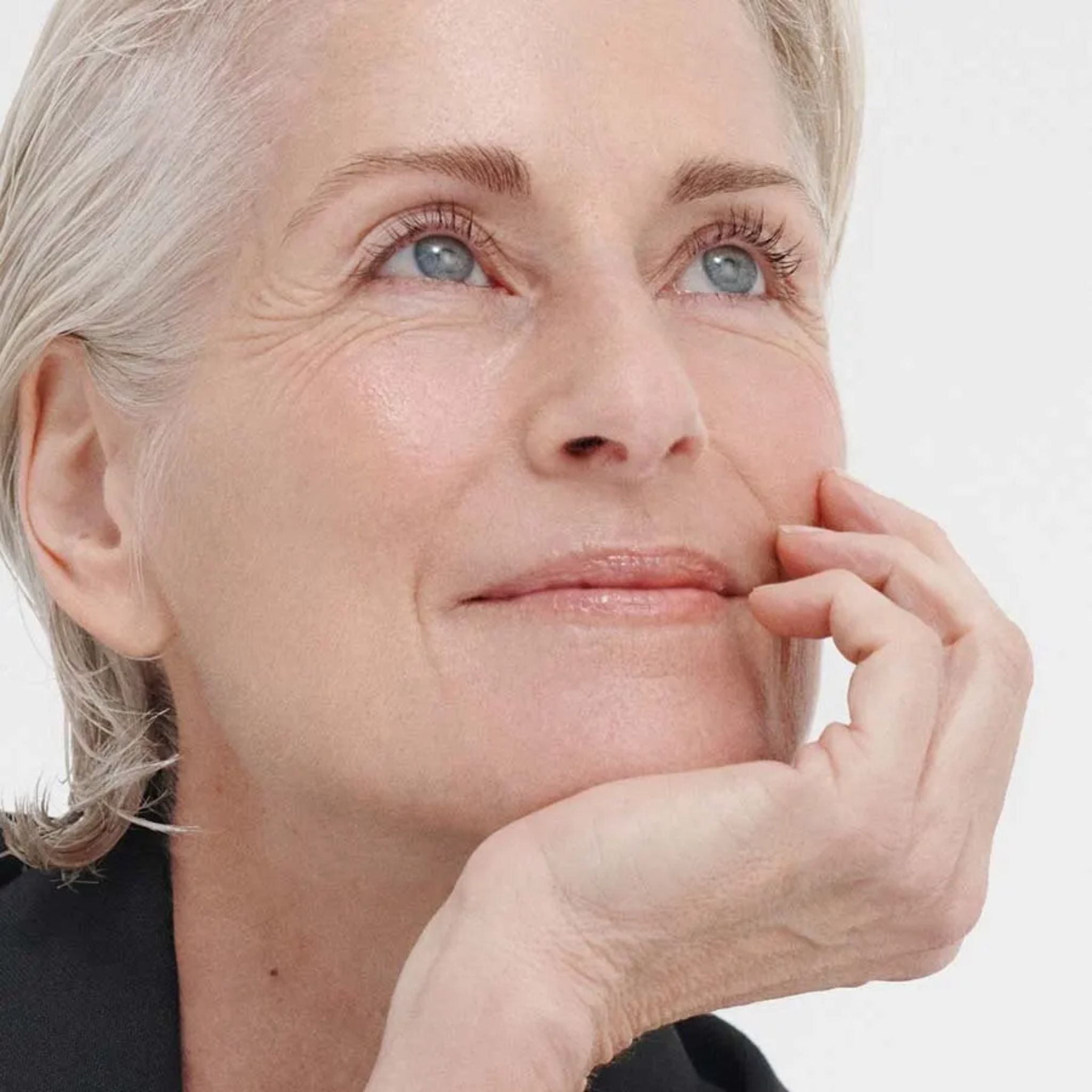 Close-up of a woman with glowing skin for Regeneration Ölserum Intensiv skin care.
