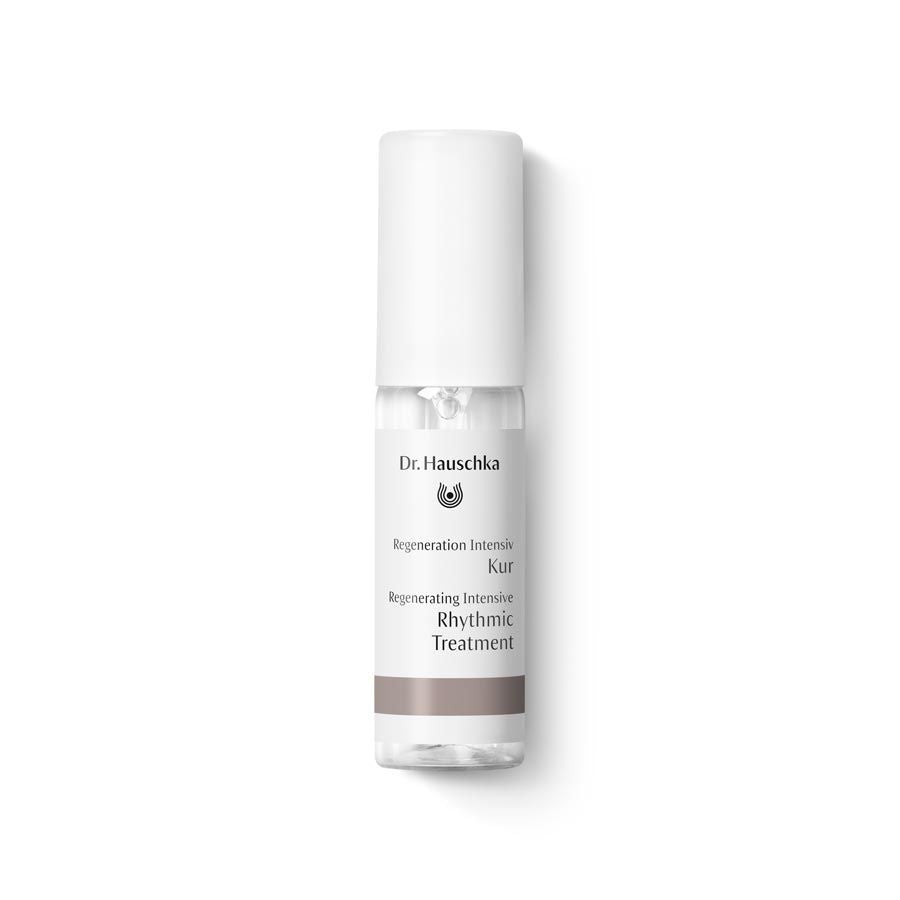 Dr. Hauschka Regeneration Intensiv Kur Ampulle vor weißem Hintergrund.