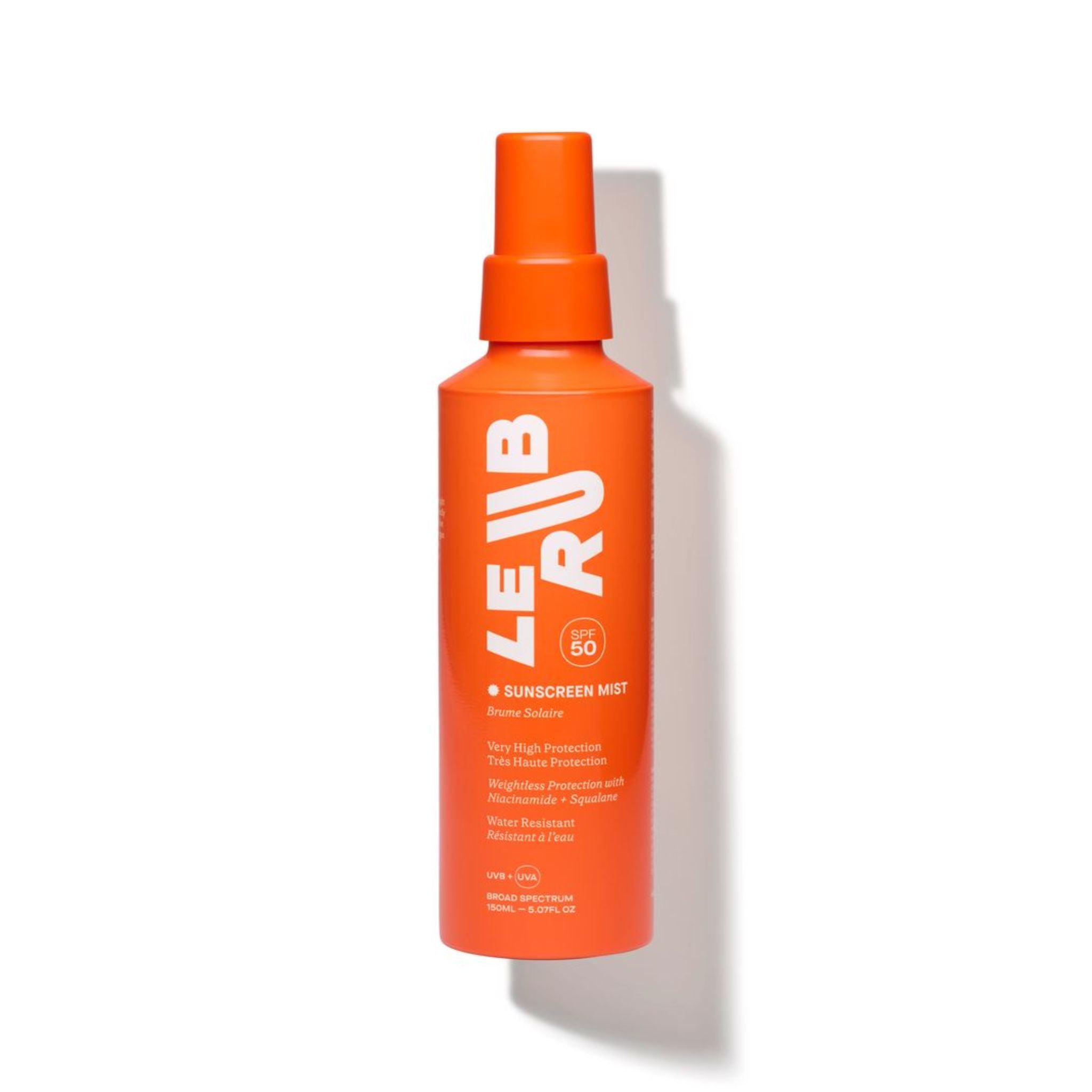Le Rub Sunscreen Mist SPF 50 orangefarbene Sprühflasche, auf weißem Hintergrund für die Hautpflege.