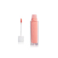 Lip Gloss Treasure Refill in einer transparenten Tube mit Applikator vor weißem Hintergrund. Lippenpflege.