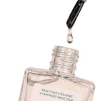 Vitaminized Base Coat in einer durchsichtigen Glasflasche mit Pinselapplikator auf weißem Hintergrund, Nagelpflege.