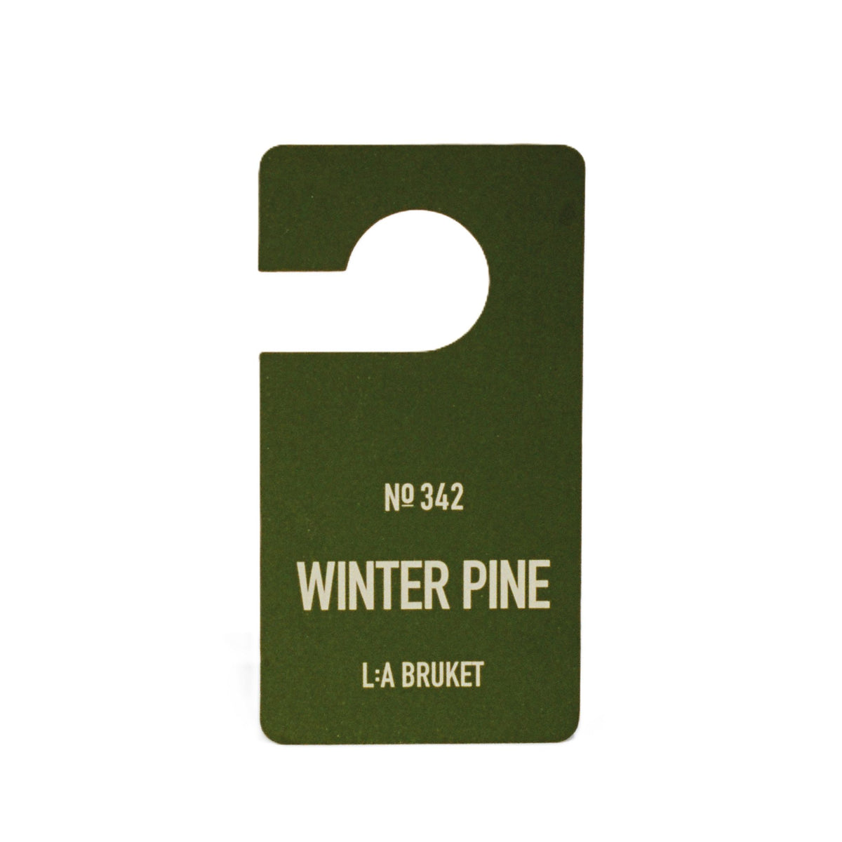L:A Bruket No. 342 Winter Pine Duftanhänger in Dunkelgrün auf weißem Hintergrund.